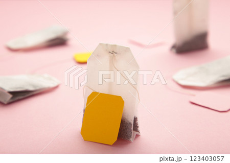 Tea bags with yellow blank label on pink background. Tea bags with yellow blank label on pink background. 123403057