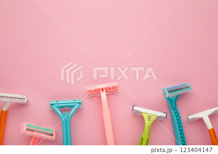 Many women razors on the pink background 123404147