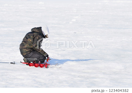 ワカサギ釣りを楽しむ男性 ワカサギ釣りを楽しむ男性 123404382