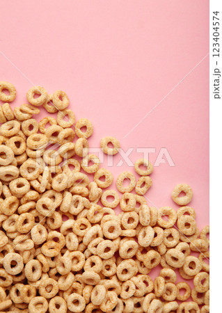 Whole grain cereal rings on pink background. Vertical photo 123404574