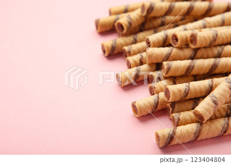 Coffee wafer stick roll with coffee cream on pink background. 123404804