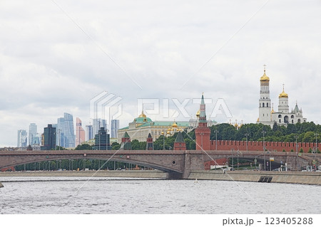 Beautiful view of the Moscow Kremlin and the Bolshoy Moskvoretsky Bridge 123405288