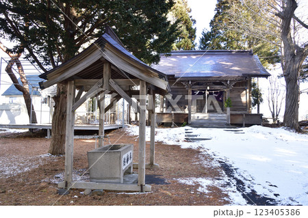 冬の北海道函館市で比遅里神社境内の風景を撮影 123405386