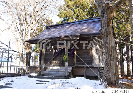 冬の北海道函館市で比遅里神社境内の風景を撮影 123405391