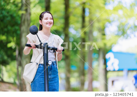 電動キックボードで観光する女性 123405741