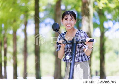 女子旅　電動キックボードで観光する女性 123405765