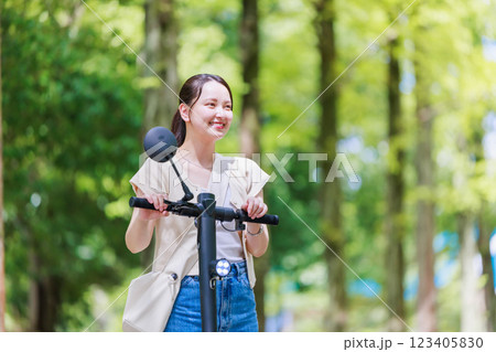 女子旅　電動キックボードで観光する女性 123405830