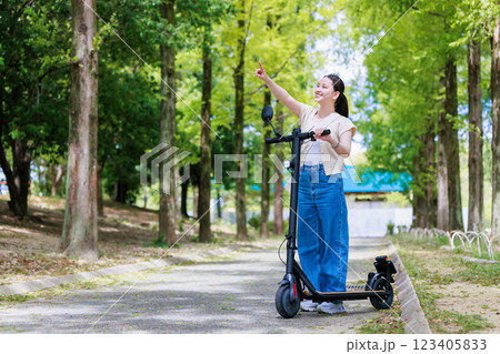 女子旅　電動キックボードで観光する女性 123405833