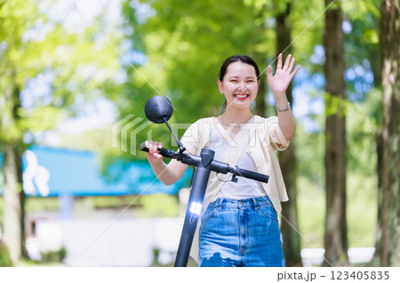 電動キックボードで観光する女性 123405835