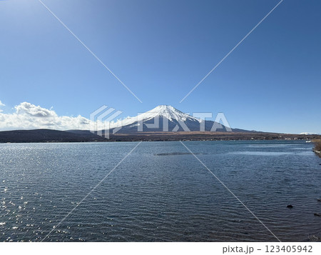 冬の湖と雪化粧の富士山 123405942