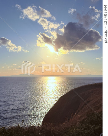 海に沈む輝く夕日と雲 123405944