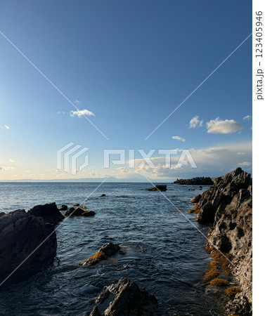 三浦半島から見た冬の海と空 123405946