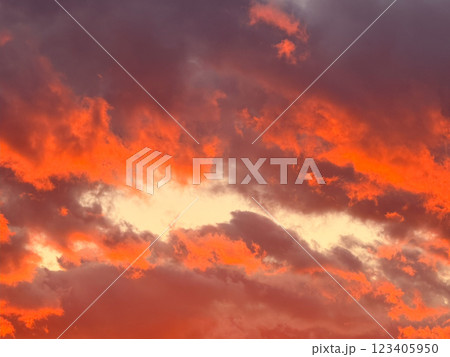 燃える夕焼け空 123405950