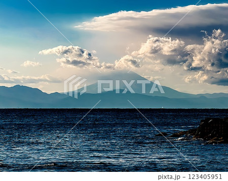 三浦半島城ヶ島から見る富士山と海景色 123405951