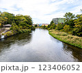 橋から見える川と町並み 123406052
