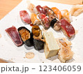 おいしい握り寿司の盛り合わせ 123406059