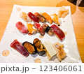 おいしい握り寿司の盛り合わせ 123406061