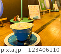 レトロな喫茶店のコーヒーとテーブル 123406110