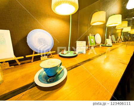 レトロな喫茶店のコーヒーとテーブル レトロな喫茶店のコーヒーとテーブル 123406111