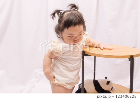 【テーブルでつかまり立ちをするツインテールの赤ちゃん】 【テーブルでつかまり立ちをするツインテールの赤ちゃん】 123406228