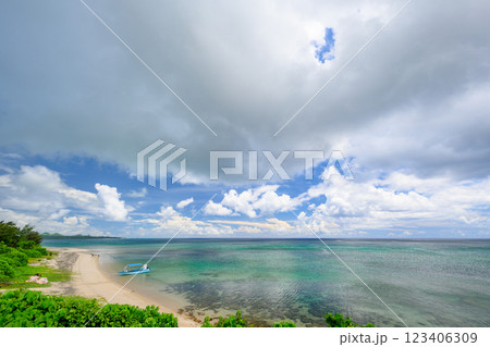 石垣島の美しいビーチと青空 123406309