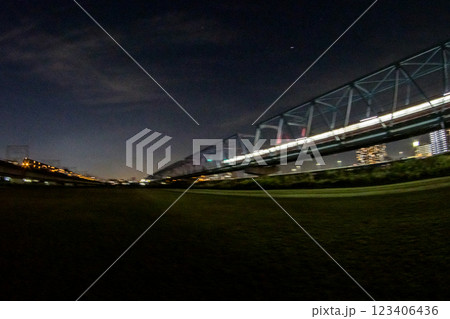 【東海道本線】夜の多摩川を渡る寝台列車 【東海道本線】夜の多摩川を渡る寝台列車 123406436