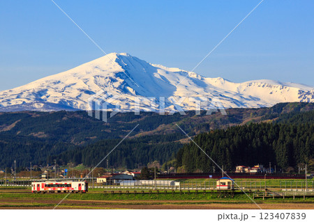鳥海山を背景に曲沢駅に到着した由利高原鉄道の気動車 123407839