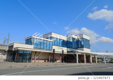 岩手の駅　晴れた日のJR矢幅駅西口駅舎　全景 123407871