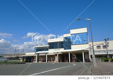 岩手の駅　晴れた日のJR矢幅駅西口駅舎　全景 123407873