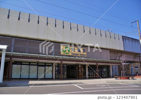 岩手の駅　晴れた日のJR矢幅駅東口 123407901