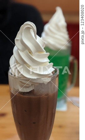 ソフトクリームの乗ったデザートドリンク 123408020