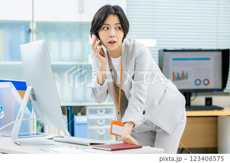 女性　オフィス　ビジネス 123408575