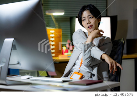 女性　残業　ビジネス 123408579