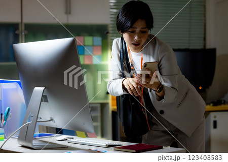 女性　残業　ビジネス 123408583