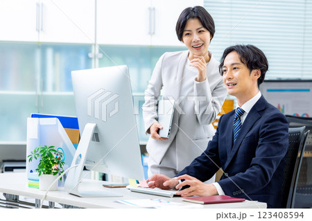 男女　ビジネス　オフィス 123408594