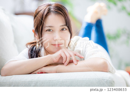部屋でくつろぐ若い女性 部屋でくつろぐ若い女性 123408633