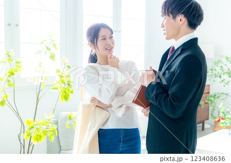 物件 内見 若い女性 123408636