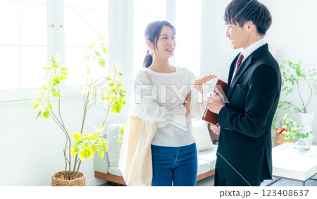 物件 内見 若い女性 123408637