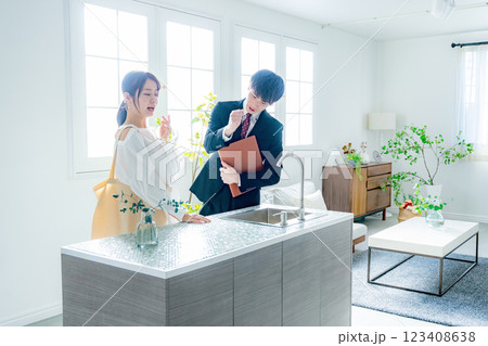 物件 内見 若い女性 123408638