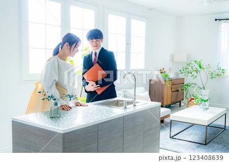 物件 内見 若い女性 物件 内見 若い女性 123408639