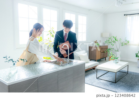 物件 内見 若い女性 123408642