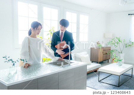 物件 内見 若い女性 123408643