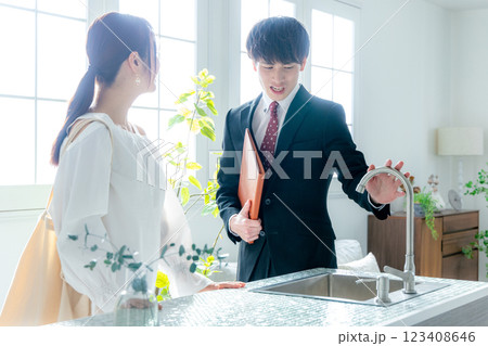 物件 内見 若い女性 123408646