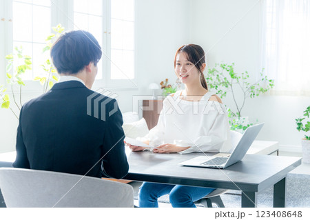 女性　男性　コンサルタント　リビング　保険　金融　営業 123408648