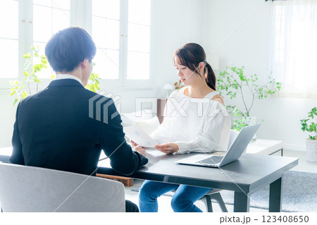 女性　男性　コンサルタント　リビング　保険　金融　営業 123408650