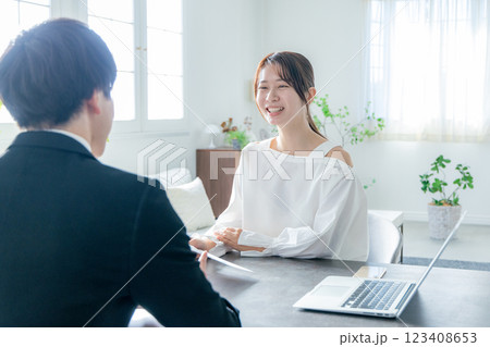 金融　保険　コンサルタント　プランナー　ビジネス　ビジネスマン 123408653