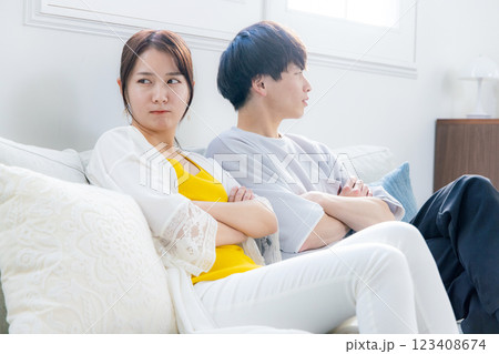 険悪なカップル 123408674