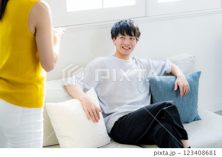 喧嘩をする男女 123408681