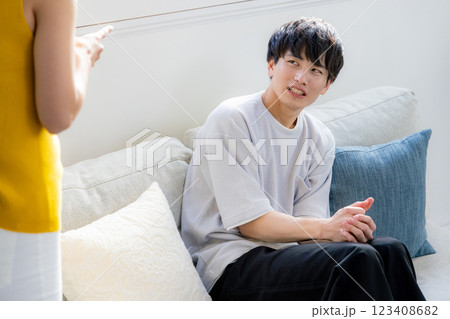 喧嘩をする男女 喧嘩をする男女 123408682