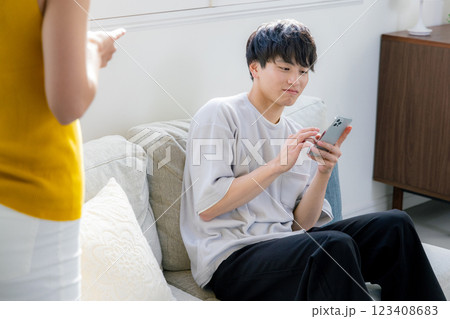 喧嘩をする男女 喧嘩をする男女 123408683